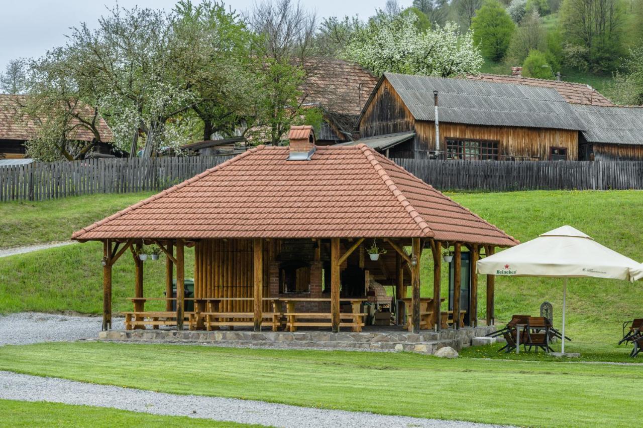 Biotour Camping & Restaurant Ghimeş-Făget エクステリア 写真